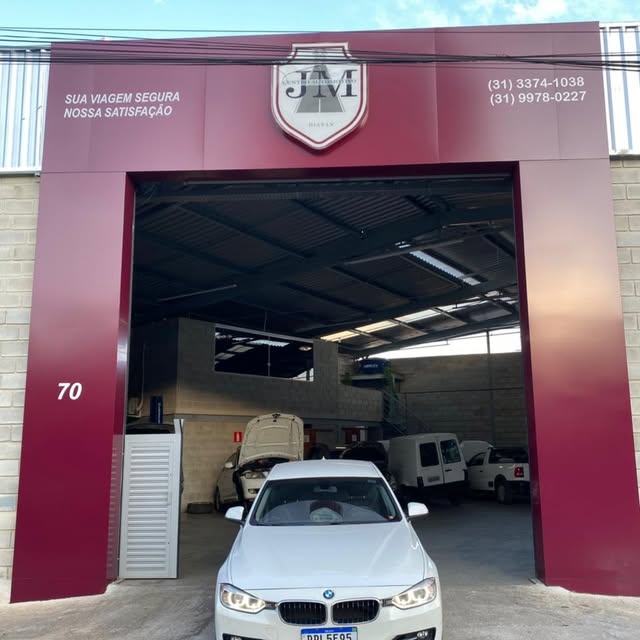Interior da Centro Automotivo JM e veículos em atendimento